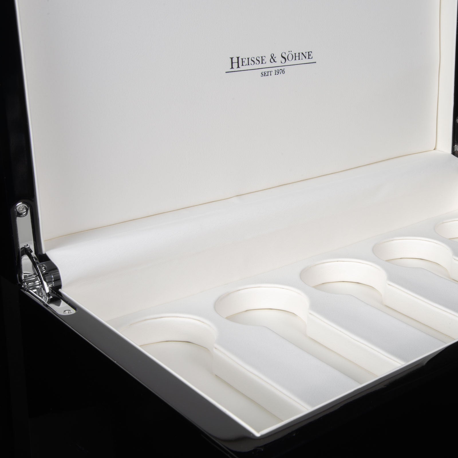 Loop 3 Black & White