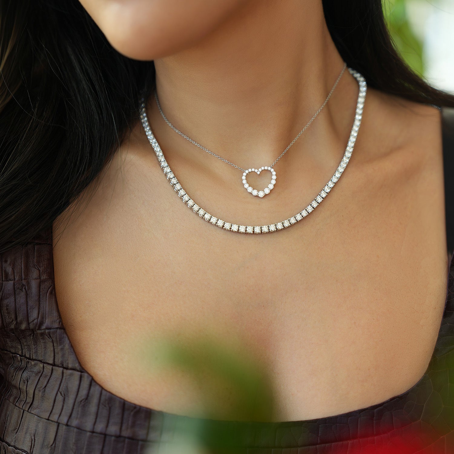 18KW Gold Whimsical Graduated Heart Pendant