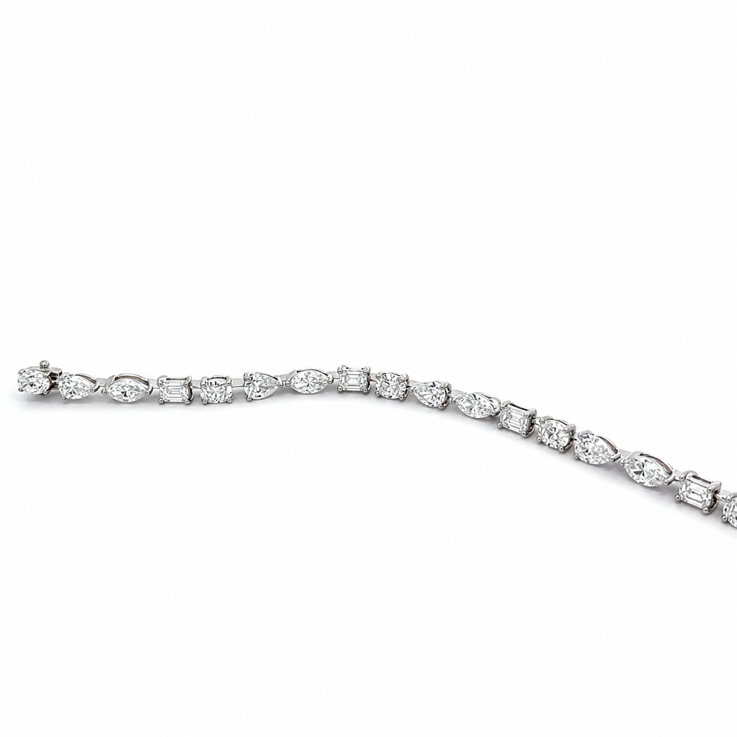 Video Thumbnail: Howard White Gold Alternating Shapes Diamond Illusion Set Bracelet 7 1810 - Howard 18k White Gold Alternating Shapes Diamond Illusion Set Bracelet
