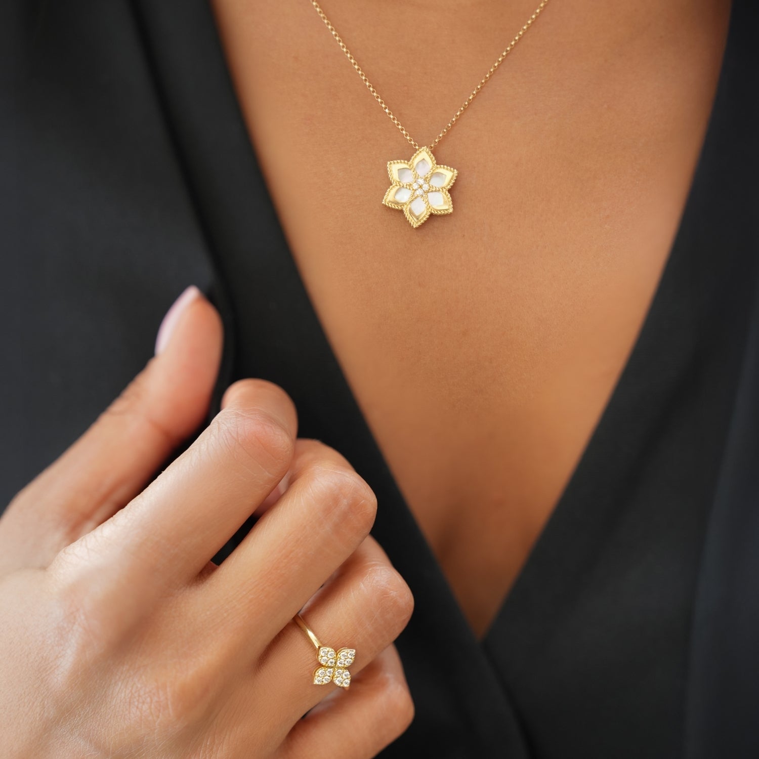 Roberto Coin 18K Yellow Gold Vernazza Diamond & Mother Of Pearl Flower Necklace