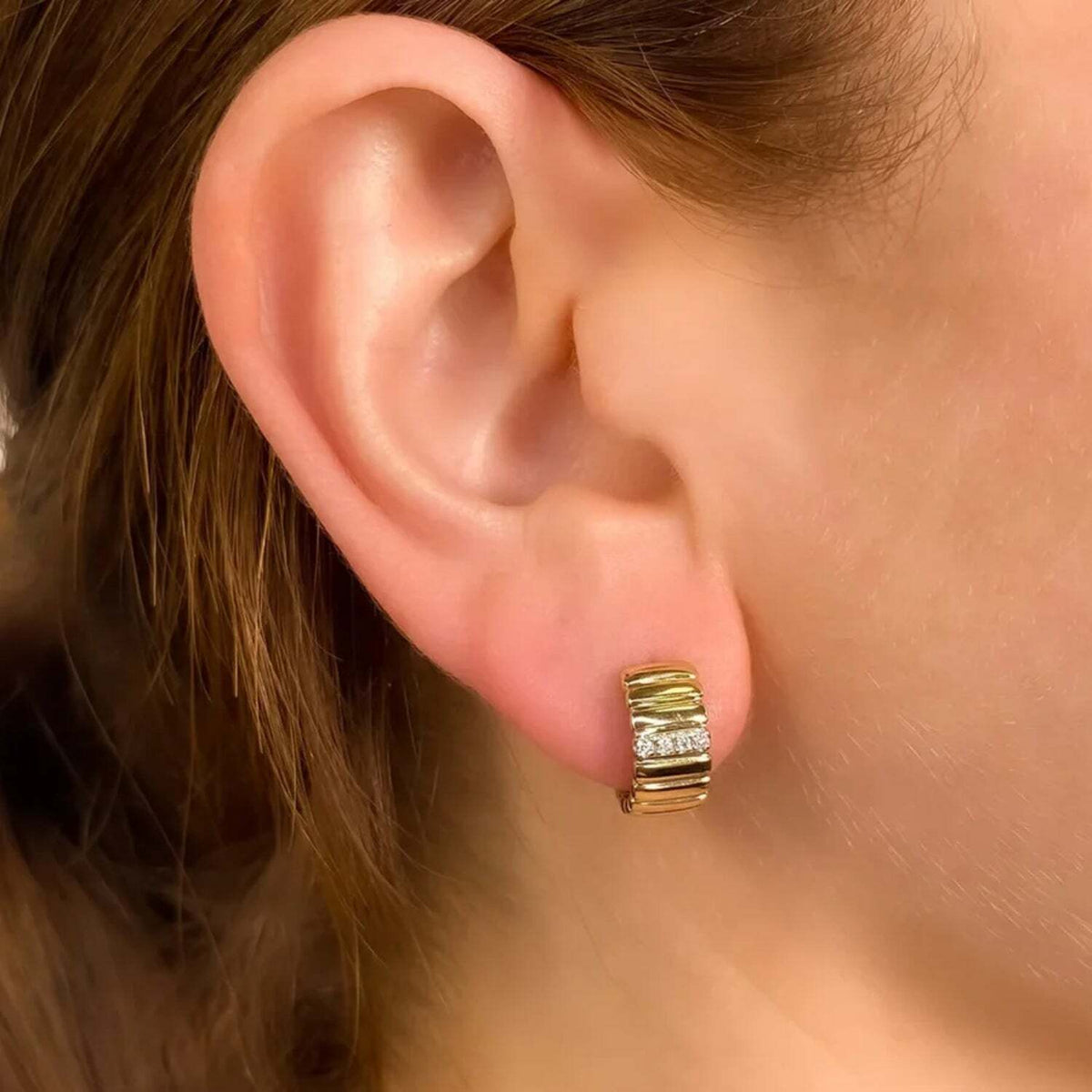 Video Thumbnail: Untitleddesign 2024 05 - Ribbed Huggie Diamond Earrings