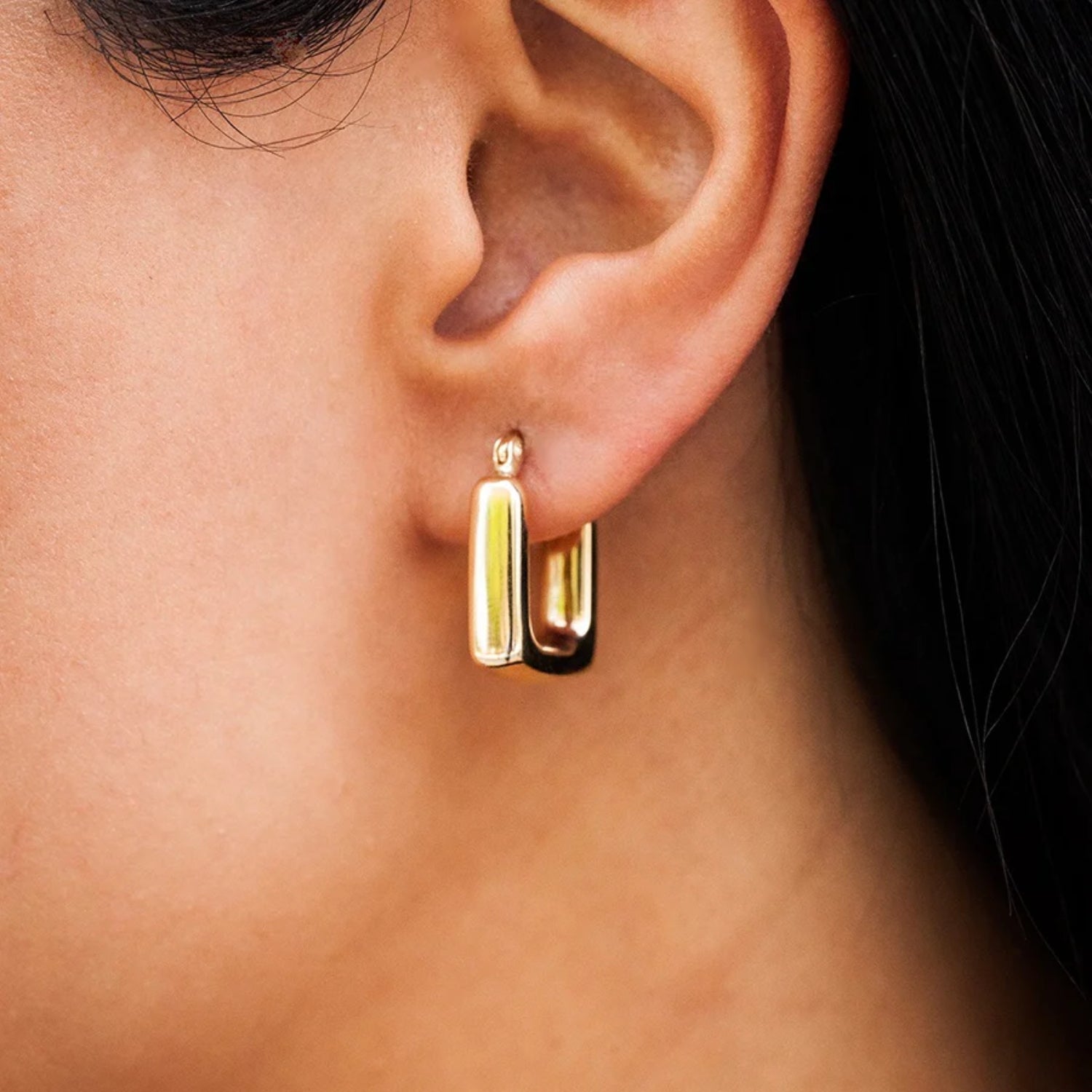 Video Thumbnail: Untitleddesign 2024 05 - Rounded Square Huggie Earrings