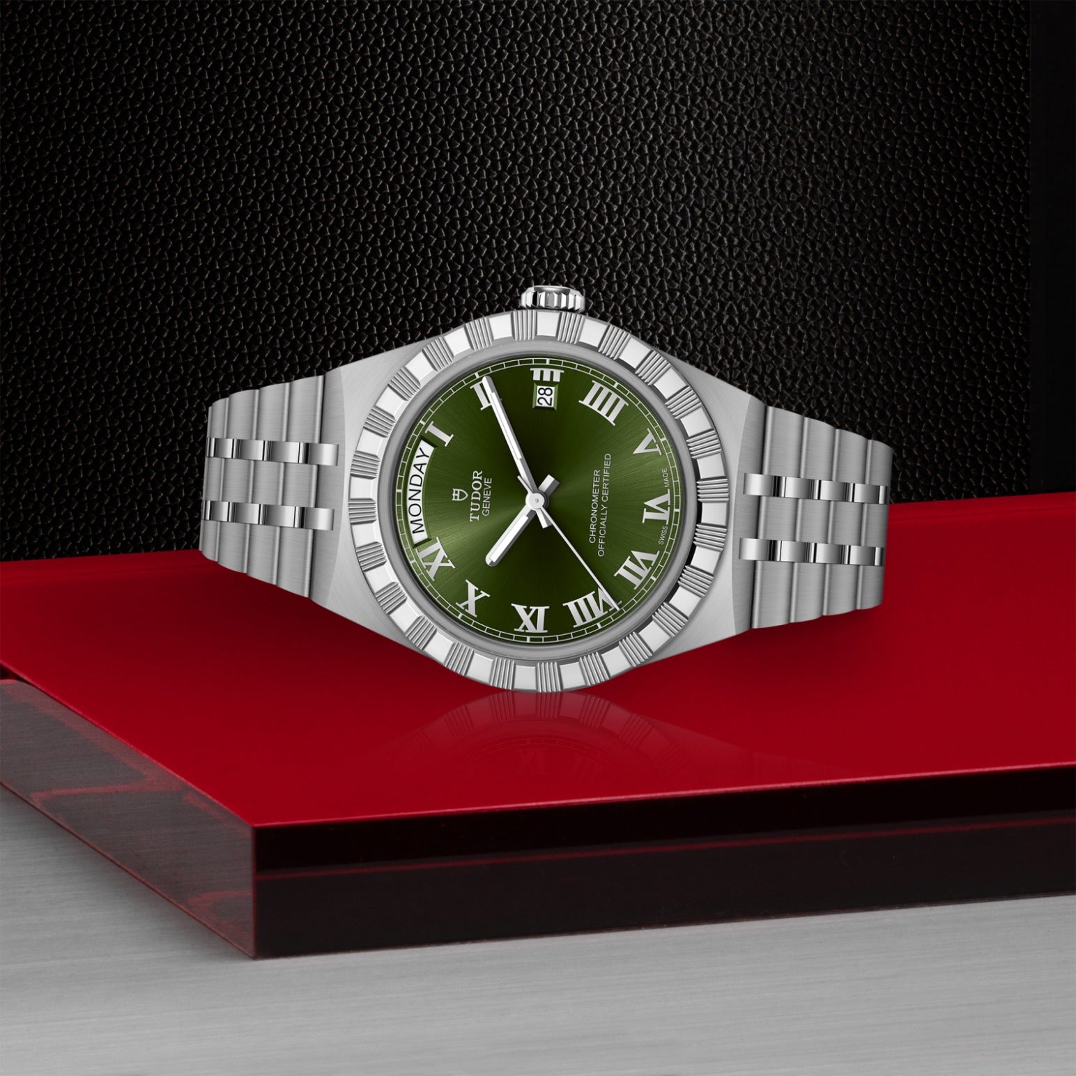 Video Thumbnail: Tudor 0003 - Tudor Royal M2840d1a0-0003
