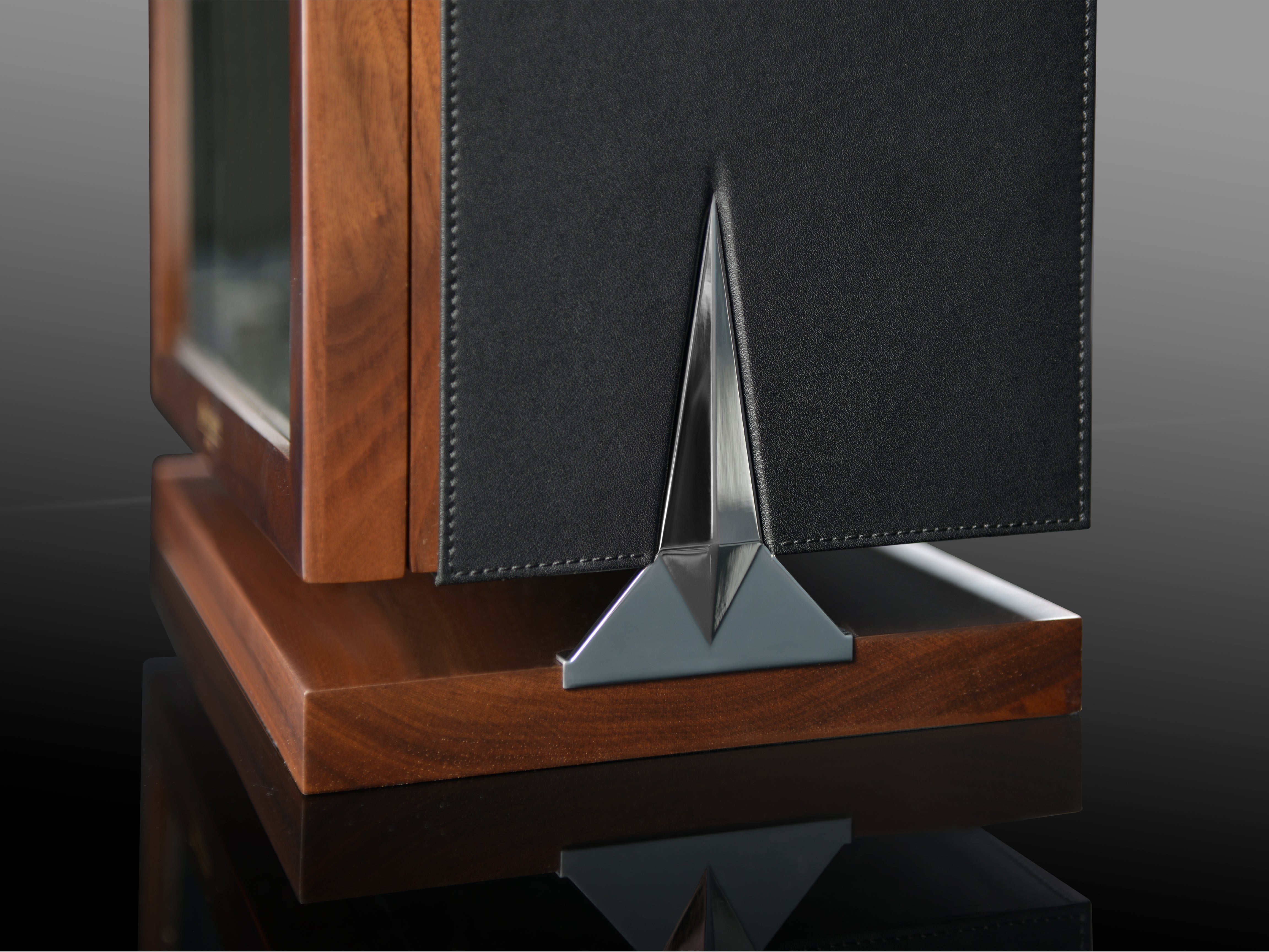 Video Thumbnail: 70019 132 33 37 D 01 - Heisse &amp; Söhne Triton Watch Winder for 16 Watches - Walnut &amp; Black