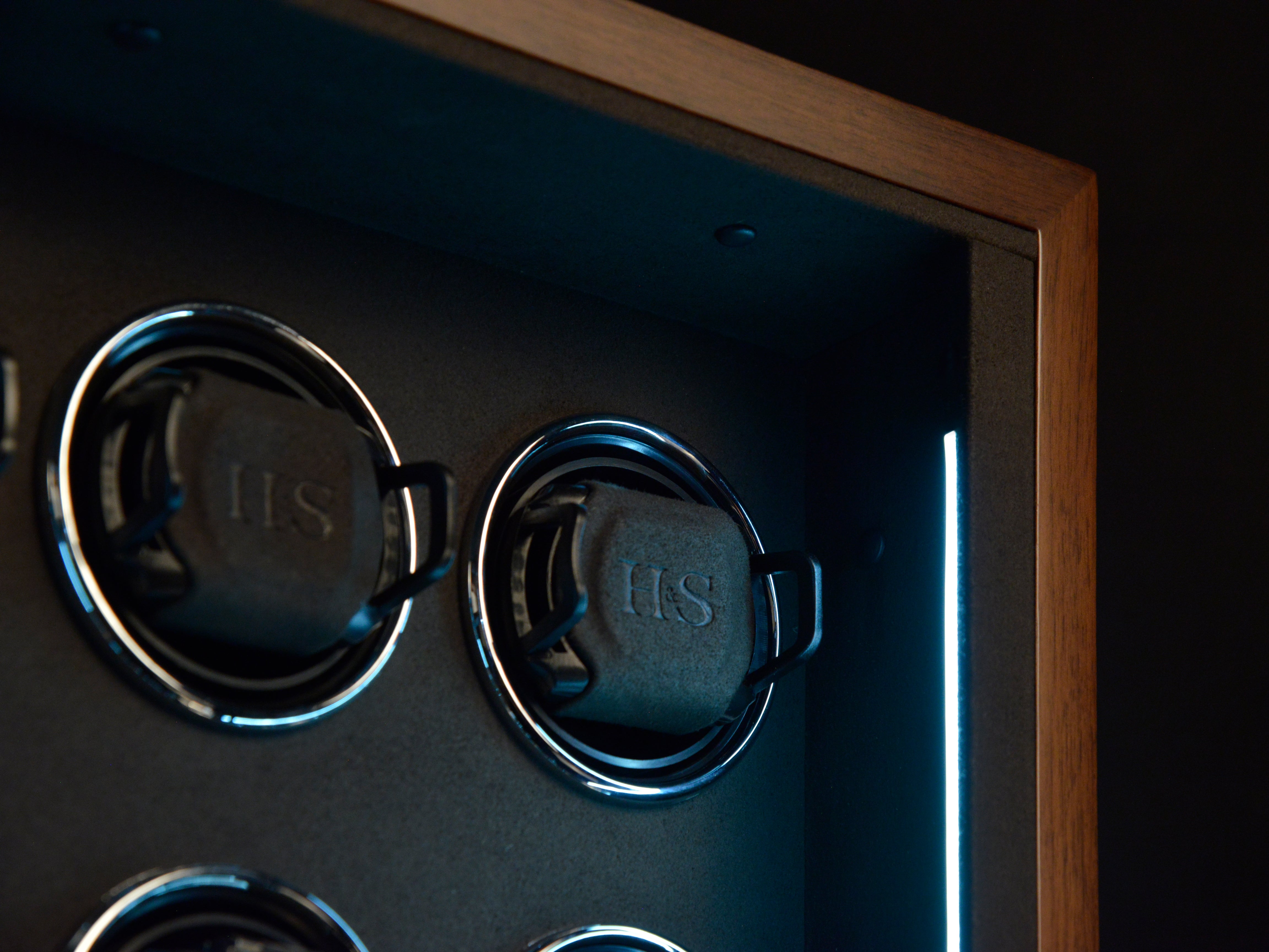 Video Thumbnail: 70019 132 33 37 D 02 - Heisse &amp; Söhne Triton Watch Winder for 16 Watches - Walnut &amp; Black