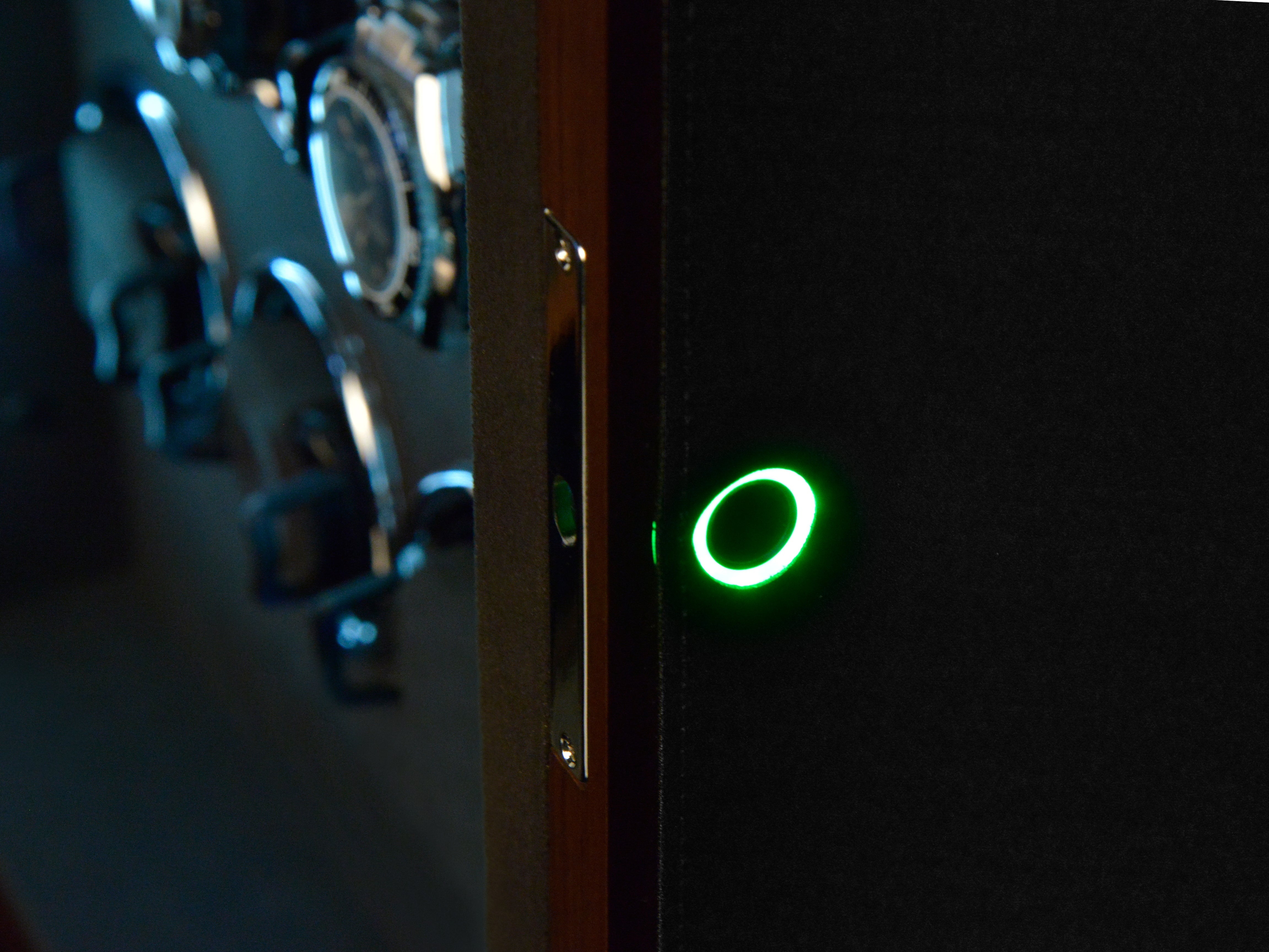 Video Thumbnail: 70019 132 33 37 D 03 - Heisse &amp; Söhne Triton Watch Winder for 16 Watches - Walnut &amp; Black