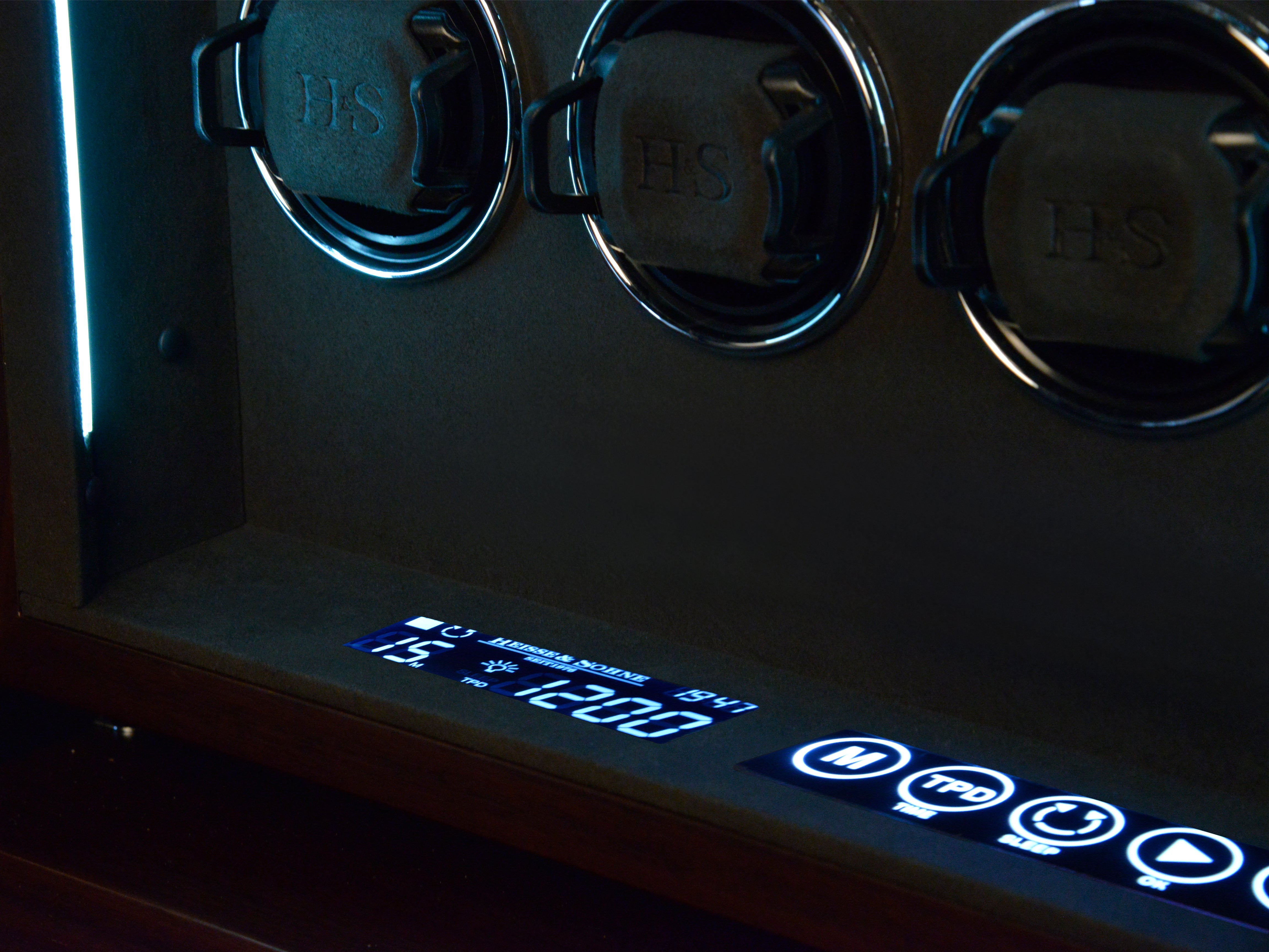 Video Thumbnail: 70019 132 33 37 D 04 - Heisse &amp; Söhne Triton Watch Winder for 16 Watches - Walnut &amp; Black