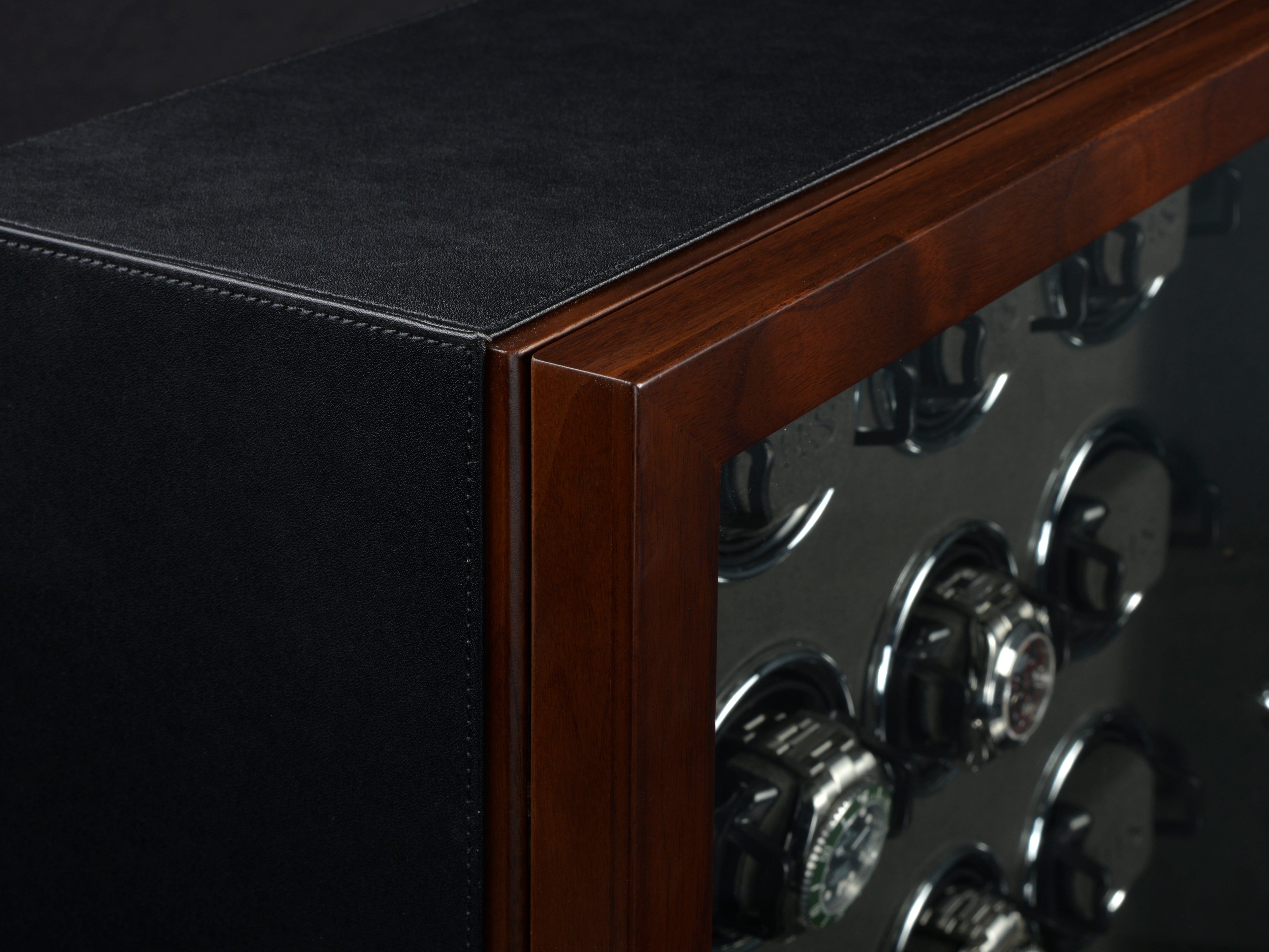 Video Thumbnail: 70019 132 33 37 D 05 - Heisse &amp; Söhne Triton Watch Winder for 16 Watches - Walnut &amp; Black