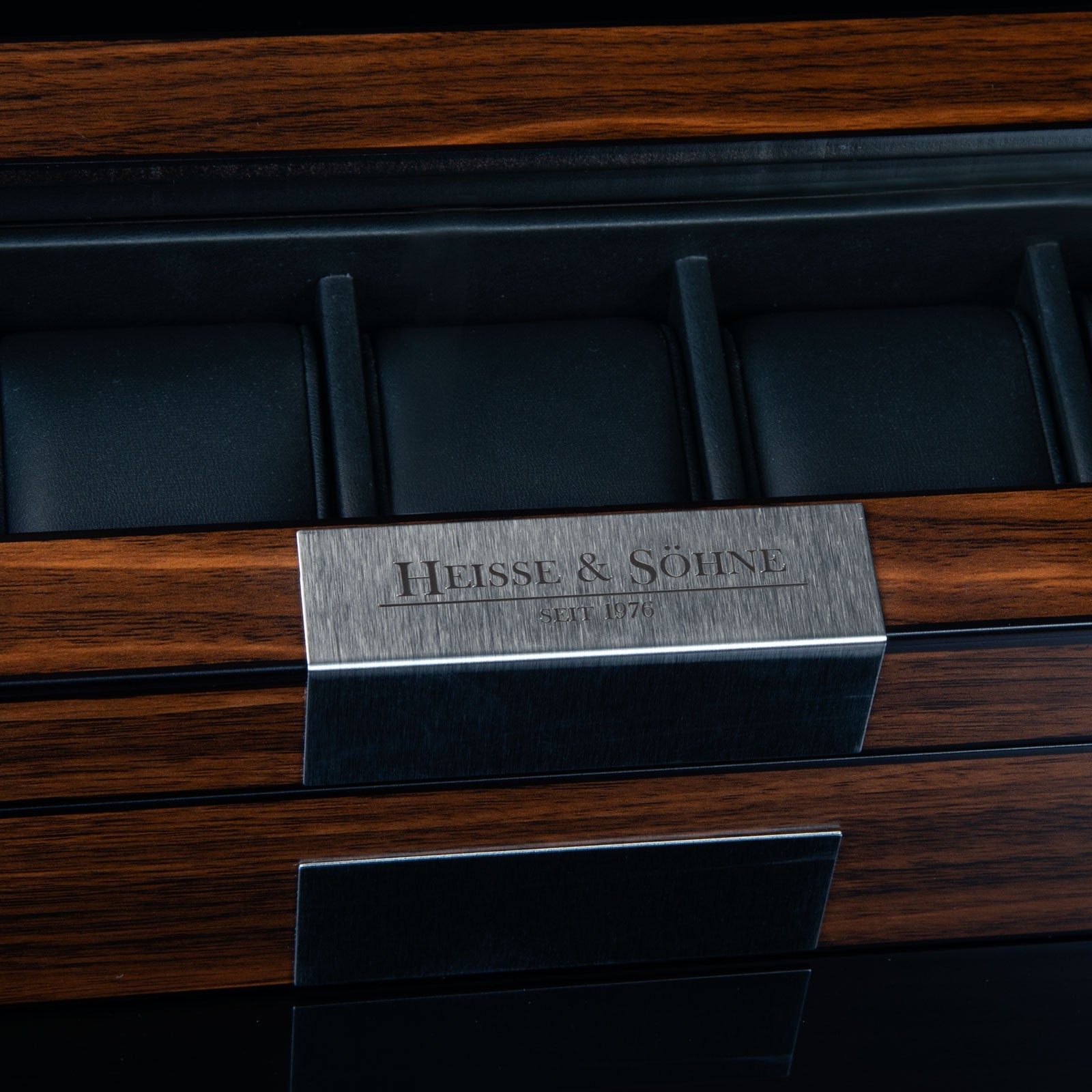 Video Thumbnail: 70019 201 148 D 01 - Monteray 5 Watches Wood Watch Box