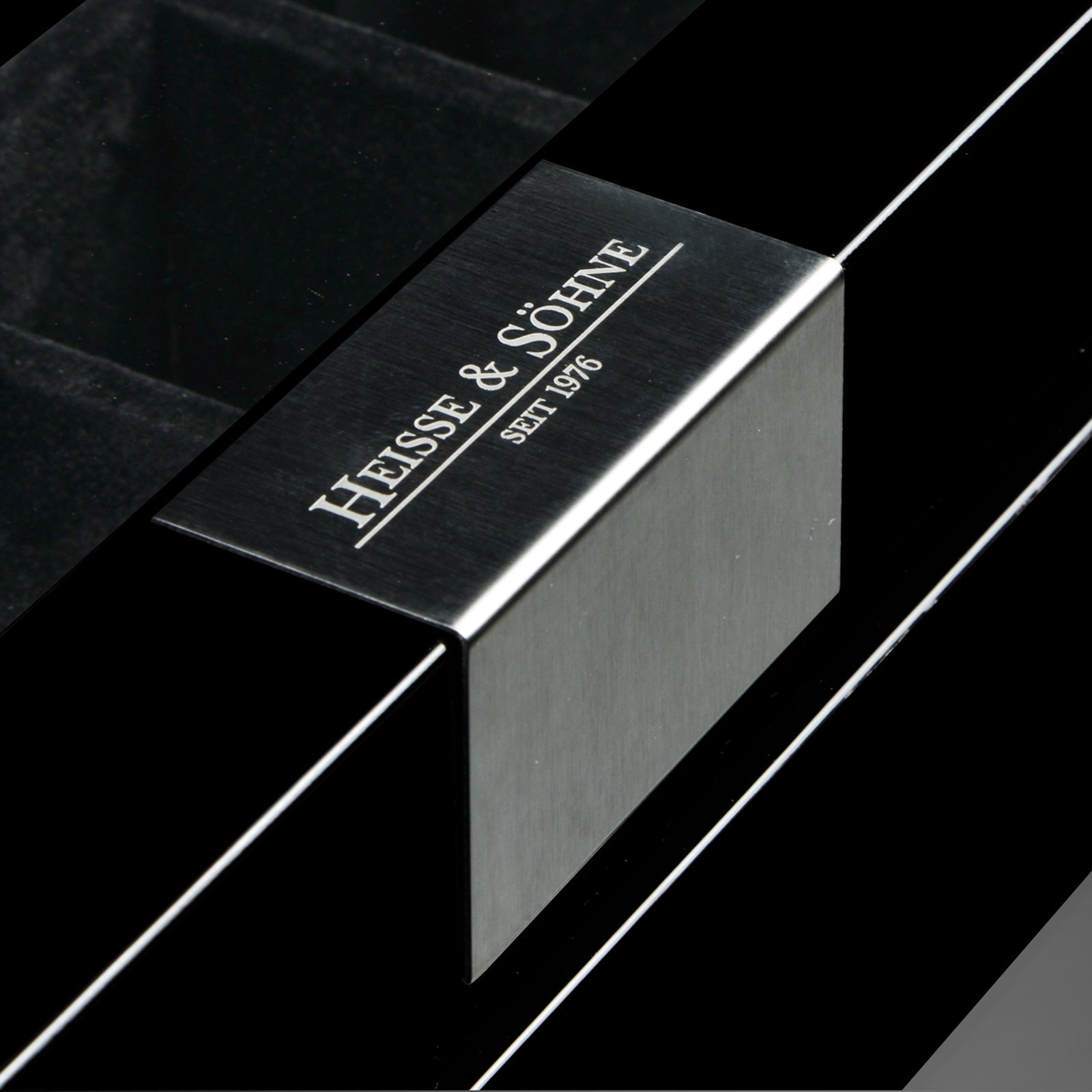 Video Thumbnail: 70019 85 D 01 - Executive 5 Watches Black Watch Box