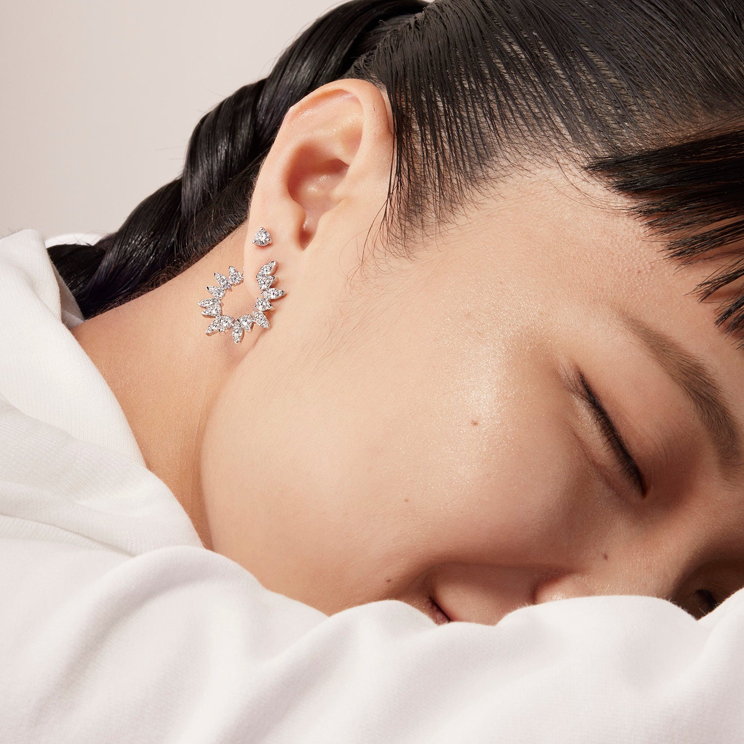 18K White Gold Three-Prong Stud Earring (0.55CTW)