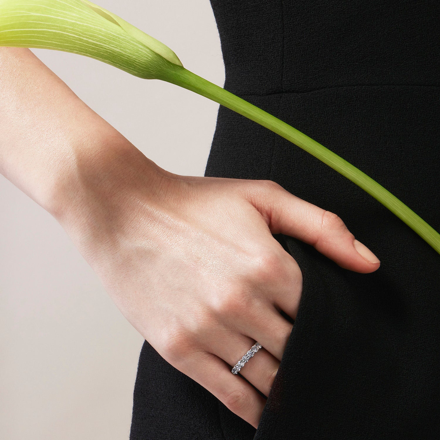 18KW Gold Signature 7 Stone Band