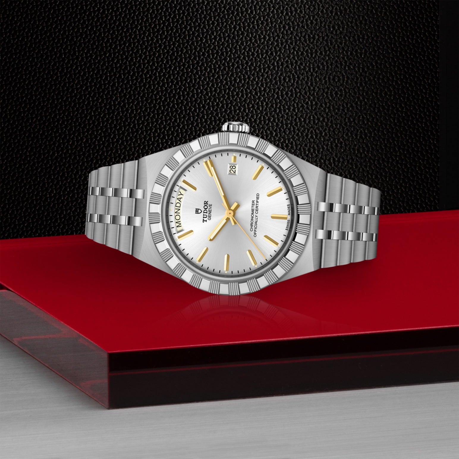 Video Thumbnail: Tudor 0004 - Tudor Royal M2840d1a0-0004